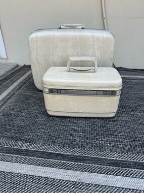 Vintage Samsonite Cream Travel Train Case Set